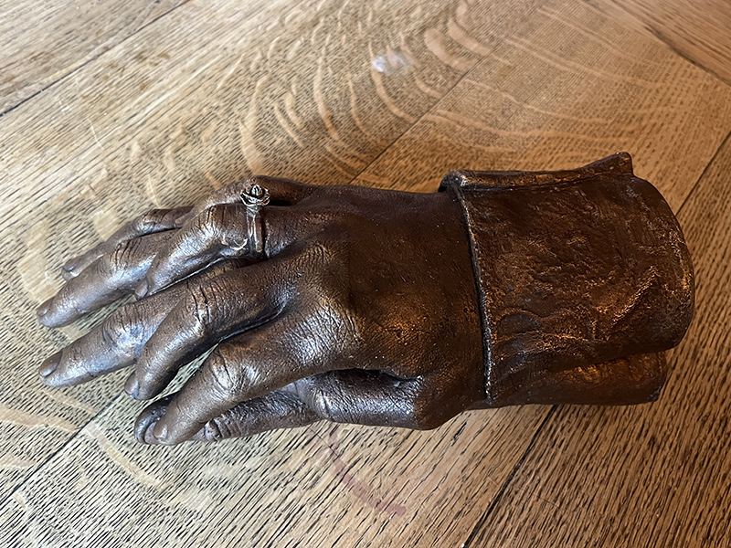 Isabelle Ardevol, hands casting bronze, 2019
