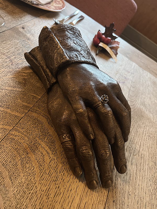Isabelle Ardevol, hands casting bronze, 2019